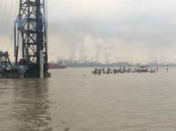 南通港天生港區液體化工碼頭工程節后順利開展水中沉樁施工